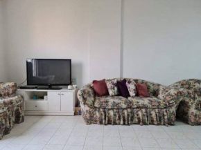 Single bedroom in a shared apartment with free parking Girls only
